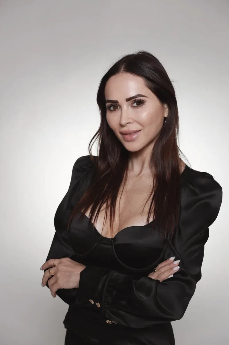 Francesca Giacomini, wellness and longevity specialist, portrait in black
